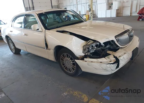 2008 Lincoln Town Car Signature Limited z USA, uszkodzony, nr VIN 2LNHM82W88X661257